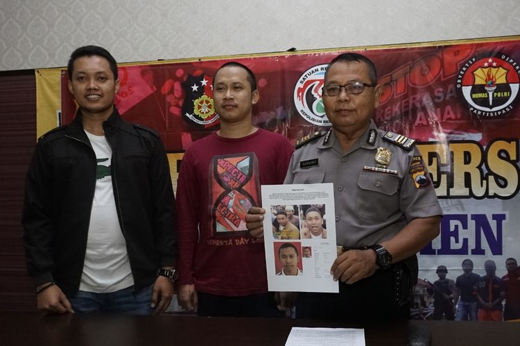 Kasubbag Humas Polres Kebumen AKP Suparno (kanan) melakukan konferensi pers yang dihadiri Dheva Prayoga (tengah) di Mapolres Kebumen, Jawa Tengah, Minggu (12/5/2019) dini hari.