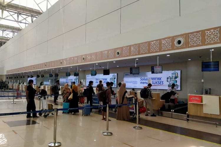 Penumpang yang menggunakan jasa penerbangan di Bandara Internasional Syamsudin Noor mengantri disalah satu loket milik maskapai, Senin (26/12/2022). 