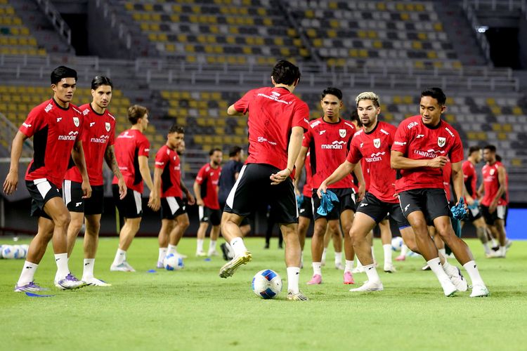 Jelang laga FIFA Matchday pemain timnas Indonesia senior Marselino Ferdinan, Sandy Walsh dan Rizky Ridho menjalani ofisial training di Stadion Gelora Bung Tomo Surabaya, Jawa Timur, Kamis (4/9/2025) malam. 