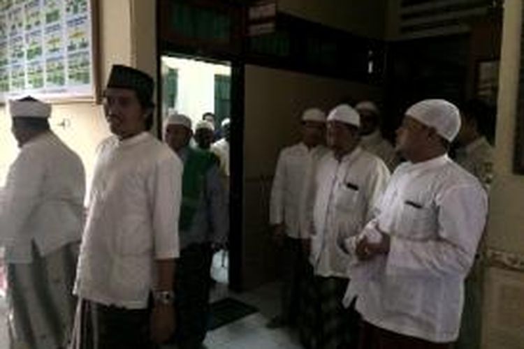 Belasan ulama Sampang mendatangi kantor Polres Pamekasan menanyakan penanganan kasus Kades yang tertangkap pesta sabu-sabu. 