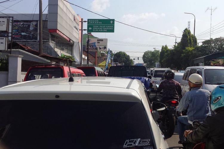 Kondisi simpang Ramayana Cianjur, Jawa Barat yang dipadati kendaraan, Rabu (29/05/2019) petang. Ruas jalan ini menjadi salahsatu titik rawan macet di jalur arteri Cianjur pada musim mudik lebaran tahun ini