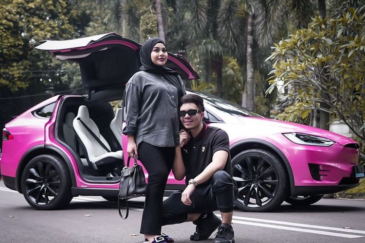 Atta Halilintar dan Aurel Hermansyah menyiapkan mobil warna pink untuk putri mereka, Ameena.