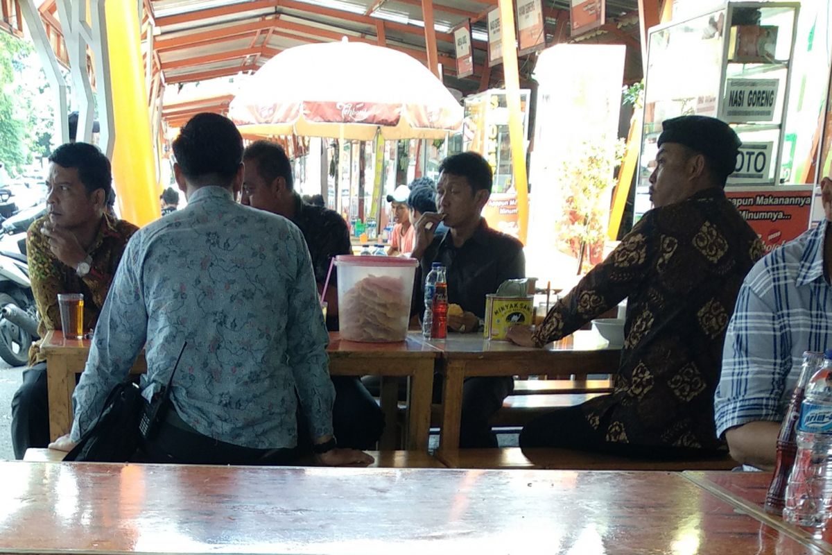 Ketua DPRD DKI Jakarta Prasetio Edi Marsudi (pakai topi) makan Sop Kaki Kambing H Irwan di Jalan Melawai XII, Jumat (8/12/2017).
