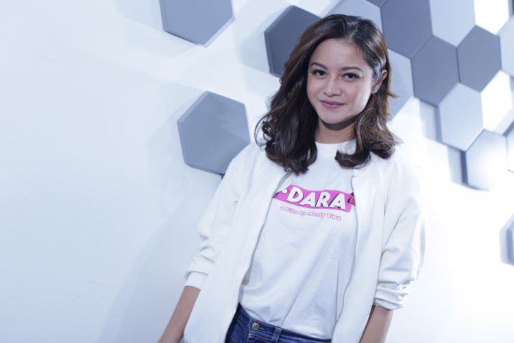Aktor peran Ovi Dian berpose disela wawancara promo film 3 Dara 2 di Menara Kompas Gramedia, Palmerah Selatan, Jakarta, Selasa (16/10/2018). Film garapan sutradara Monty Tiwa ini akan tayang pada 25 Oktober 2018 mendatang.
