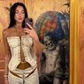 Cara Dua Lipa Mengenakan Korset sebagai Outfit yang Nyaman
