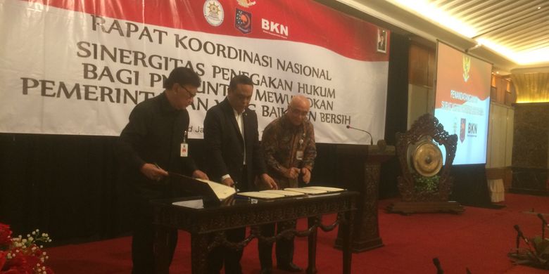 Mendagri melakukan kerjasama dengan Menteri Pendayagunaan Aparatur Negara dan Reformasi Birokrasi (MenPAN-RB) Syafruddin, Kepala Badan Kepegawaian Negara (BKN) Bima Haria Wibisana menandatangi Surat Keputusan Bersama di Hotel Grand Sahid Jaya, Jalan Jenderal Sudirman, Jakarta Pusat, Kamis (13/9/2018).