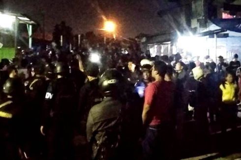 Ricuh Warga di Perumnas Mandala, Massa Saling Lempar Batu hingga Polisi Letuskan Tembakan