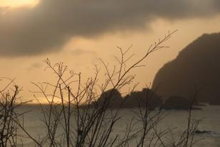 Langit berubah warna menjelang matahari terbenam di Pantai Tanjung Papuma, Jember, Jawa Timur, Jumat (11/9/2015). Pantai Tanjung Papuma berada di pantai selatan Jawa Timur. Pantai Tanjung Papuma terletak sekitar 45 kilometer dari Stasiun Jember