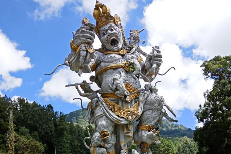 Patung Kumbakarna Laga, salah satu patung di Ramayana Boulevard, Kebun Raya Bali.