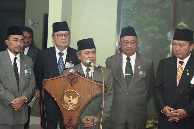  Fraksi PPP merupakan fraksi MPR keempat yang datang ke Jalan Cendana, Jakarta, Minggu (8/3/1998) siang, untuk mengadakan konsultasi pencalonan Presiden/Mandataris MPR periode 1998-2003 dengan HM Soeharto. Kedatangan  Fraksi PPP diikuti Fraksi Utusan Daerah (F-UD). Gambar Ketua Fraksi  PPP Jusuf Syakir didampingi pengurus lainnya mnegadakan konperensi pers setelah  diterima presiden.