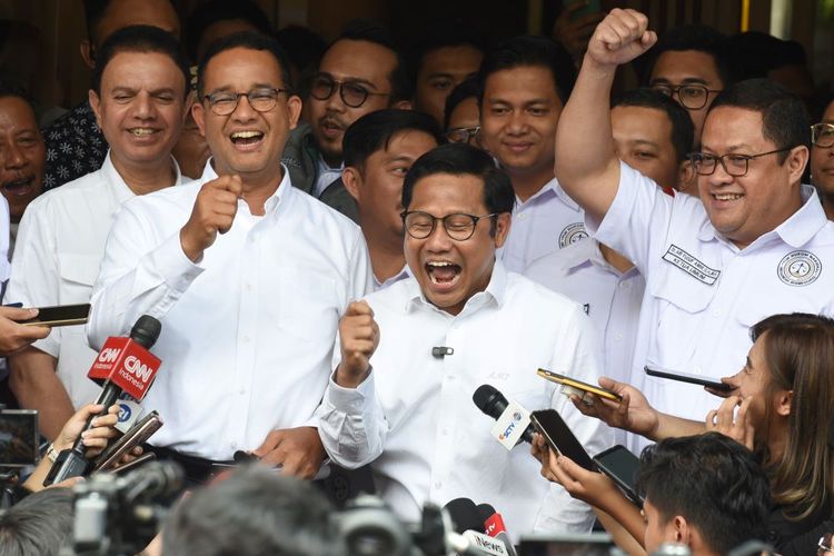 Pasangan capres dan cawapres nomor urut 1 Anies Baswedan (kedua kiri) dan Muhaimin Iskandar (kedua kanan) bersama Ketua Tim Hukum Nasional AMIN Ari Yusuf Amir (kanan) serta Kapten Timnas AMIN Muhammad Syaugi (kiri) memberikan keterangan kepada wartawan usai melakukan pertemuan di Markas Tim Hukum AMIN, Mampang Square, Jakarta Selatan, Selasa (20/2/2024). Rapat tersebut membahas sejumlah kecurangan yang ditemukan Tim Hukum Nasional (THN) AMIN pada Pemilu 2024 dan mempersiapkan langkah hukum atas dugaan kecurangan tersebut termasuk kemungklinan insiatif hak angket di Parlemen. ANTARA FOTO/Indrianto Eko Suwarso/Spt.