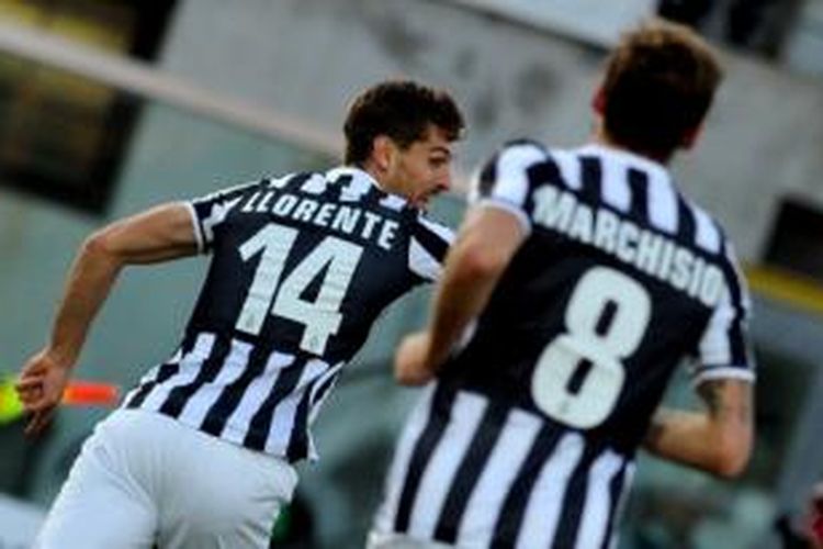 Striker Juventus, Fernando Llorente, merayakan gol yang dicetaknya ke gawang Livorno pada laga Serie-A di Stadion Armando Picchi, Livorno, Minggu (24/11/2013).