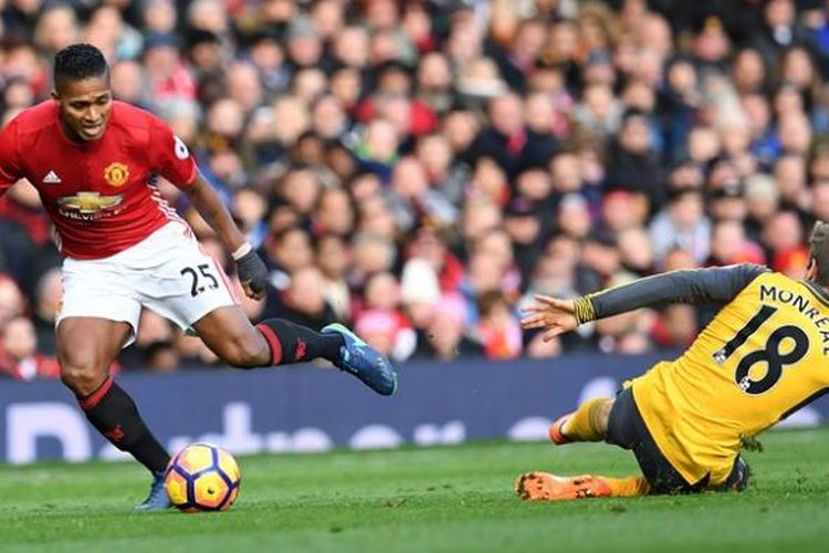 Bek Manchester United, Antonio Valencia (kiri), mengecoh bek Arsenal, Nacho Monreal, dalam laga Premier League di Old Trafford, pada 19 November 2016. 