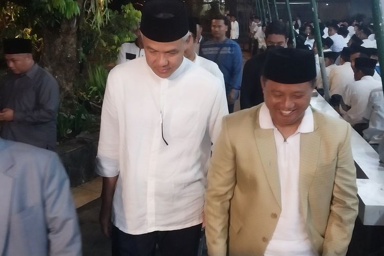 Capres PDIP Ganjar Pranowo didampingi Politisi Senior PPP Kiai Asep Maoshul Affandi dan Mantan Wagub Jabar Uu Ruzhanul Ulum di Ponpes Miftahul Huda Tasikmalaya, Jawa Barat, Senin (9/10/2023).