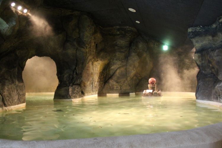 Pengunjung yang berendam di Godzilla Invasion Cave bisa mendengar auman dan suara hentakan kaki Godzilla. Pemandian ini milik Yunessun di Hakone, Jepang.