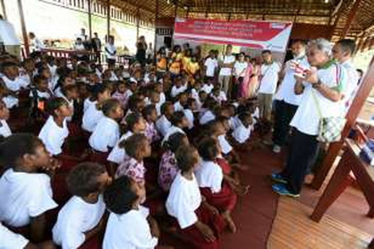 Direktur Utama PT Pertamina, Dwi Soetjipto, berdialog dengan para siswa sekolah dasar di Papua, Jumat (29/4/2016), saat menyerahkan bantuan pendidikan dan kesehatan, sebagai bagian dari kegiatan tanggung jawab sosial perusahaannya.