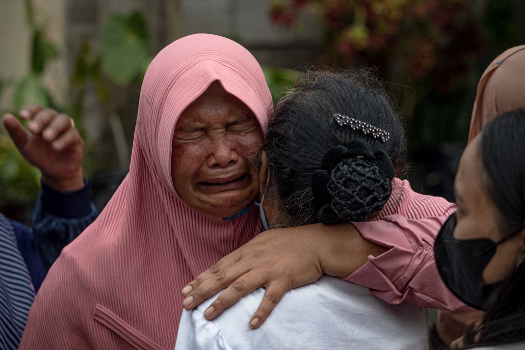 Seorang warga menitikkan air mata saat memeluk tetangganya dalam acara silaturahim lintas agama pada Hari Raya Idul Fitri 1443 Hijriah di Dusun Tekelan, Desa Batur, Getasan, Kabupaten Semarang, Jawa Tengah, Senin (2/5/2022). 