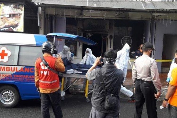 Petugas melakukan evakuasi terhadap jenazah korban yang meninggal dunia akibat insiden kebakaran di toko roti Trubus, Jetis pada Sabtu (12/9/2020) pagi. 