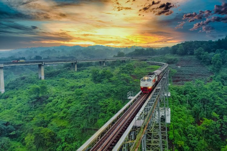 Ilustrasi kereta api. KAI akan segera memperkenalkan kereta panoramic pertama di Indonesia dalam waktu sekitar satu atau dua bulan ke depan.