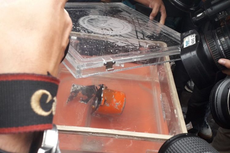 Penampakkan black box berisi CVR pesawat Lion Air JT 610 di KRI Spica, Senin (14/1/2019).
