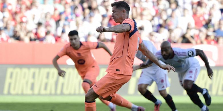 Robert Lewandowski gagal mengeksekusi tendangan penalti dalam pertandingan sepak bola Liga Spanyol antara Sevilla vs FC Barcelona di Stadion Ramon Sanchez Pizjuan di Seville pada 5 Oktober 2025. (Foto oleh CRISTINA QUICLER / AFP)