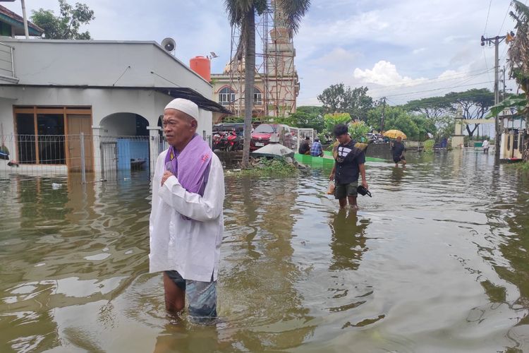 Warga Dukuh Kedung Banteng, Desa Wonorejo, Kecamatan Karanganyar, Kabupaten Demak, Jawa Tengah, terpaksa menerjang banjir saat pulang dari masjid, Jumat (16/1/2026).