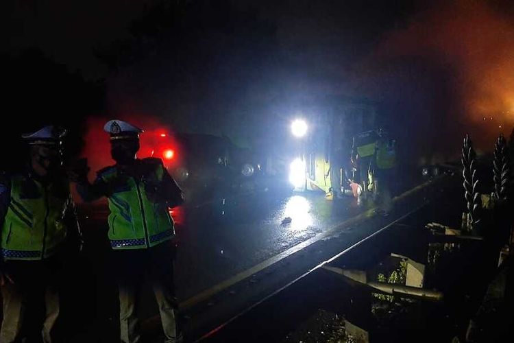 Kecelakaan maut melibatkan tiga kendaraan terjadi di KM 74 Tol Tangerang-Merak pada Minggu (17/10/2021) pukul 21.50 WIB. Polisi sebut ada korban jiwa dan korban luka. 