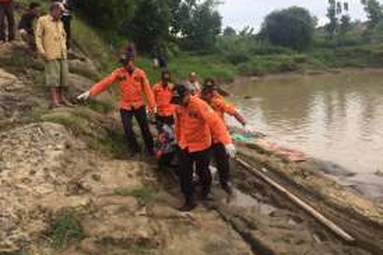 Tim SAR mengangkat jenazah Nurdin (40) warga Pengarasan , Bantarkawung, Brebes, Jawa Tengah, yang tenggelam di Sungai Pemali.