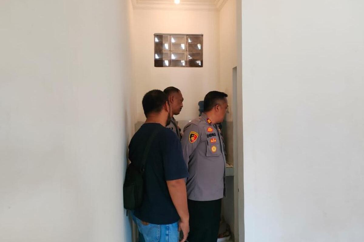 Tim Inafis Satreskrim Polres Bogor dan Unit Reskrim Polsek Gunung Putri sedang melakukan olah tempat kejadian perkara (TKP) penemuan mayat pria di Kecamatan Gunung Putri, Kabupaten Bogor, Jawa Barat, Selasa (16/1/2024).