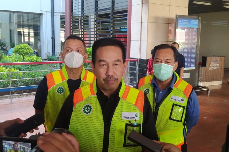 President Director of Angkasa Pura II Muhammad Awaluddin (tengah) saat ditemui awak media di Terminal 2 Bandara Soekarno-Hatta, Kota Tangerang, Minggu (8/5/2022).