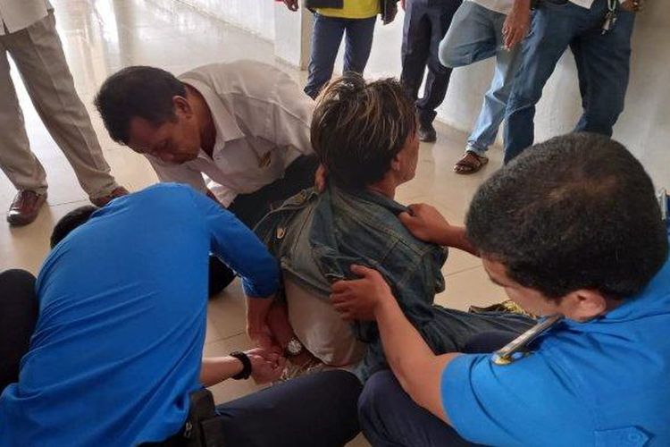 Seorang pria yang diduga mabuk melompat dari atas flyover Pelabuhan Domestik Telaga Punggur Batam setinggi 20 meter, Selasa (11/10/2022) pagi.  

