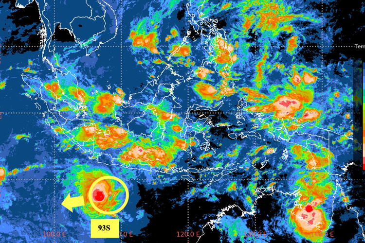 Badan Meteorologi, Klimatologi, dan Geofisika (BMKG) masih mendeteksi keberadaan Bibit Siklon Tropis 93S, yang berpotensi tinggi berkembang menjadi siklon tropis.