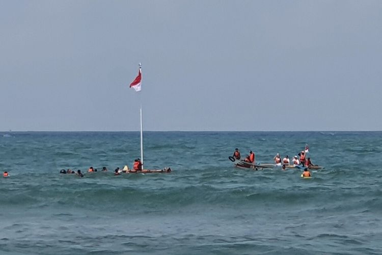 Kenang Sejarah Usir Londo, Upacara HUT ke-81 RI Digelar di Tengah Laut Pantai Baron