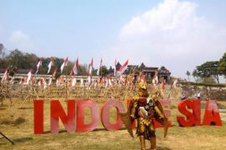 Ratusan bendera Merah Putih dikibarkan di depan Istana Ratu Boko