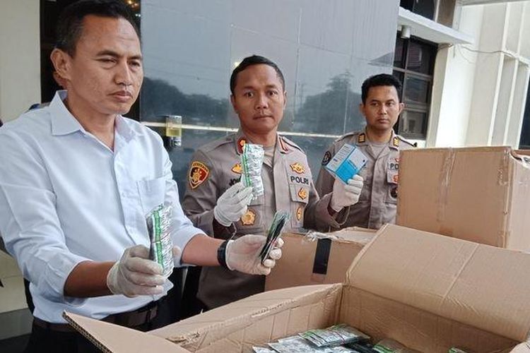Kapolres Sumedang AKBP Joko Dwi Harsono memperlihatkan barang bukti obat terlarang milik penganiaya mahasiswa Sumedang, Senin (25/3/2024). Dari pelaku, polisi menyita satu juta butir obat terlarang.
