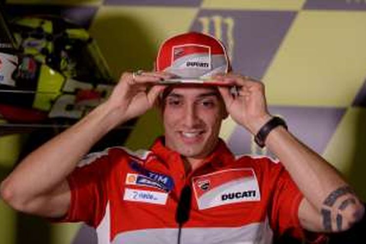 Pebalpa Ducati asal Italia, Andrea Iannone, membetulkan topi dan tersenyum saat konferensi pers jelang GP Catalunya di Sirkuit de Barcelona-Catalunya, Kamis (2/6/2016).