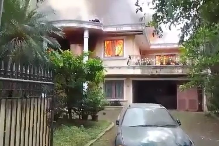 Kebakaran melanda rumah berlantai dua di Jalan MKJ III RT 04 RW 013, Bintaro, Pesanggrahan, Jakarta Selatan, pada Kamis (3/2/2022) siang.