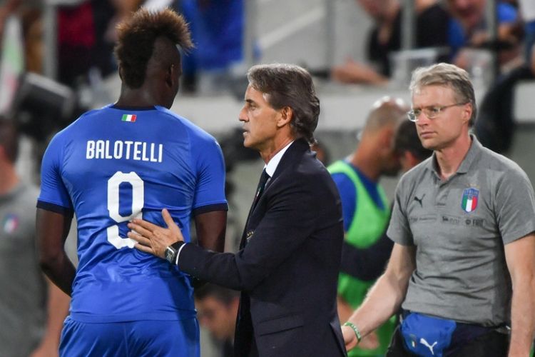 Pelatih Italia, Roberto Mancini, memberikan ucapan selamat kepada Mario Balotelli, yang mencetak gol ke gawang Arab Saudi dalam laga persahabatan di St. Gallen, Swiss pada 28 Mei 2018.
