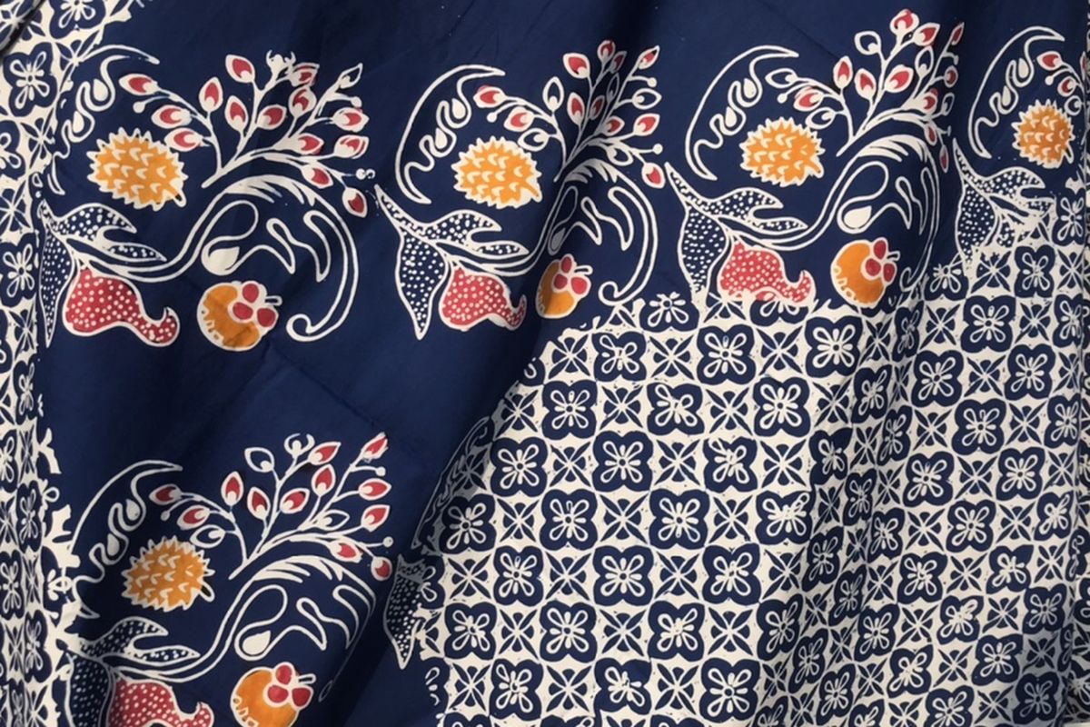 Koleksi batik khas Purworejo bermotif durian dan manggis milik Pelaku Usaha Mikro Kecil Menengah (UMKM) di bidang batik, Hastin Atasasih (46) asal Kedungkamal, Grabag, Purworejo pada Rabu (11/5/2022) siang. Batik Purworejo memiliki motif-motif khas yang berasal dari hasil bumi dan kesenian.

 menunjukkan koleksi batik khas Purworejo di rumahnya, Rabu (11/5/2022) siang. Batik Purworejo memiliki motif-motif khas yang berasal dari hasil bumi dan kesenian.