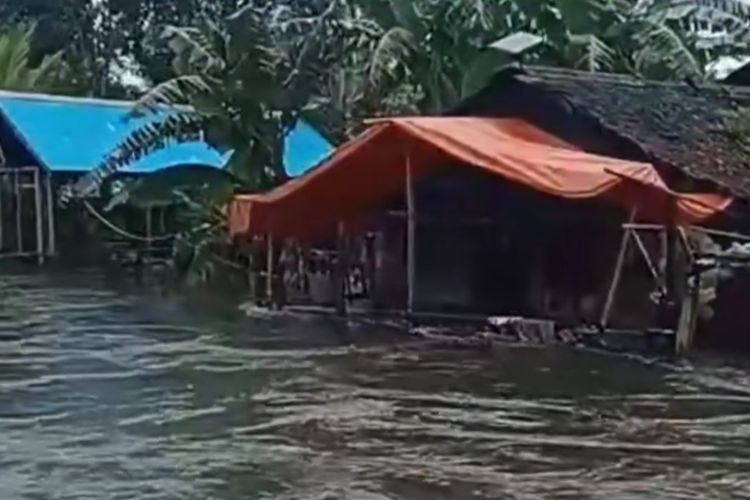 Banjir menjerjang Desa Algadang, Kecamatan Aru Tengah, Kabupaten Kepulauan Aru, Maluku, Minggu (19/5/2024)