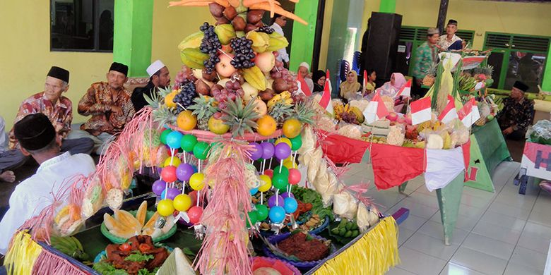 Tumpeng yang hendak dinikmati bersama oleh warga dalam sedekah bumi di Desa Sumari, Gresik, Jatim, Minggu (19/8/2018).