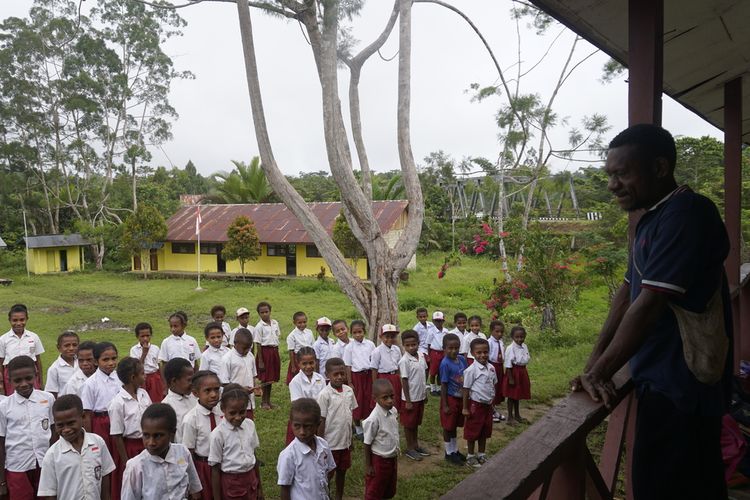 Guru Honorer, Melki Wally, terlihat memberikan arahan kepada para siswa, saat berbarsis di depan sekolah, sebelum masuk sekolah di SD YPPK Ubrub, Kampung Umuaf, Distrik Web,Kabupaten Keerom, Papua, Senin (25/9/2023).