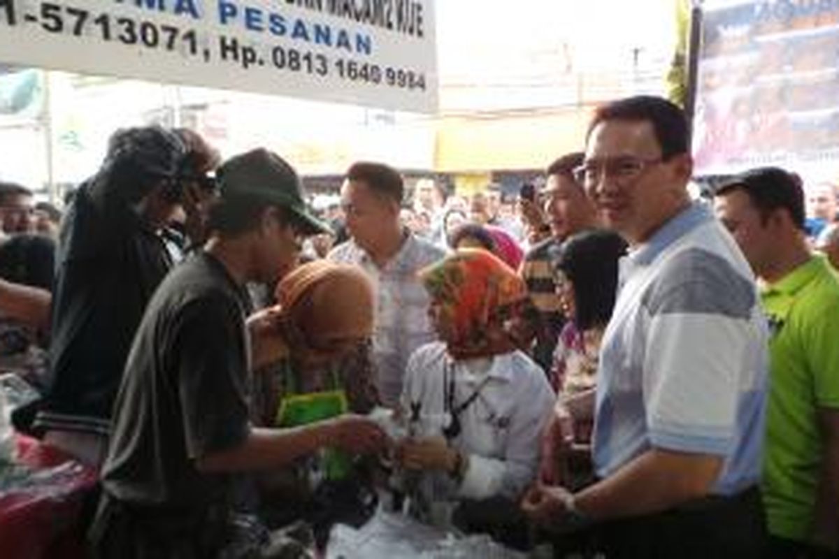 Gubernur DKI Jakarta Basuki Tjahaja Purnama saat melakukan inspeksi mendadak (sidak) makanan takjil, di Pusat Jajanan Bendungan Hilir (Benhil), Jakarta Pusat, Sabtu (27/6/2015). 