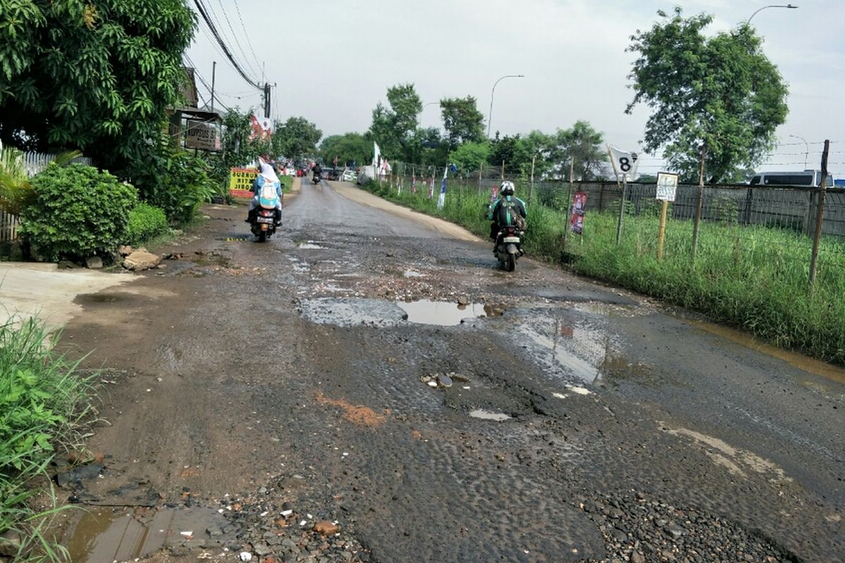 Jalan raya Gas Alam, Cimanggis, Depok, Kamis (11/4/2019).