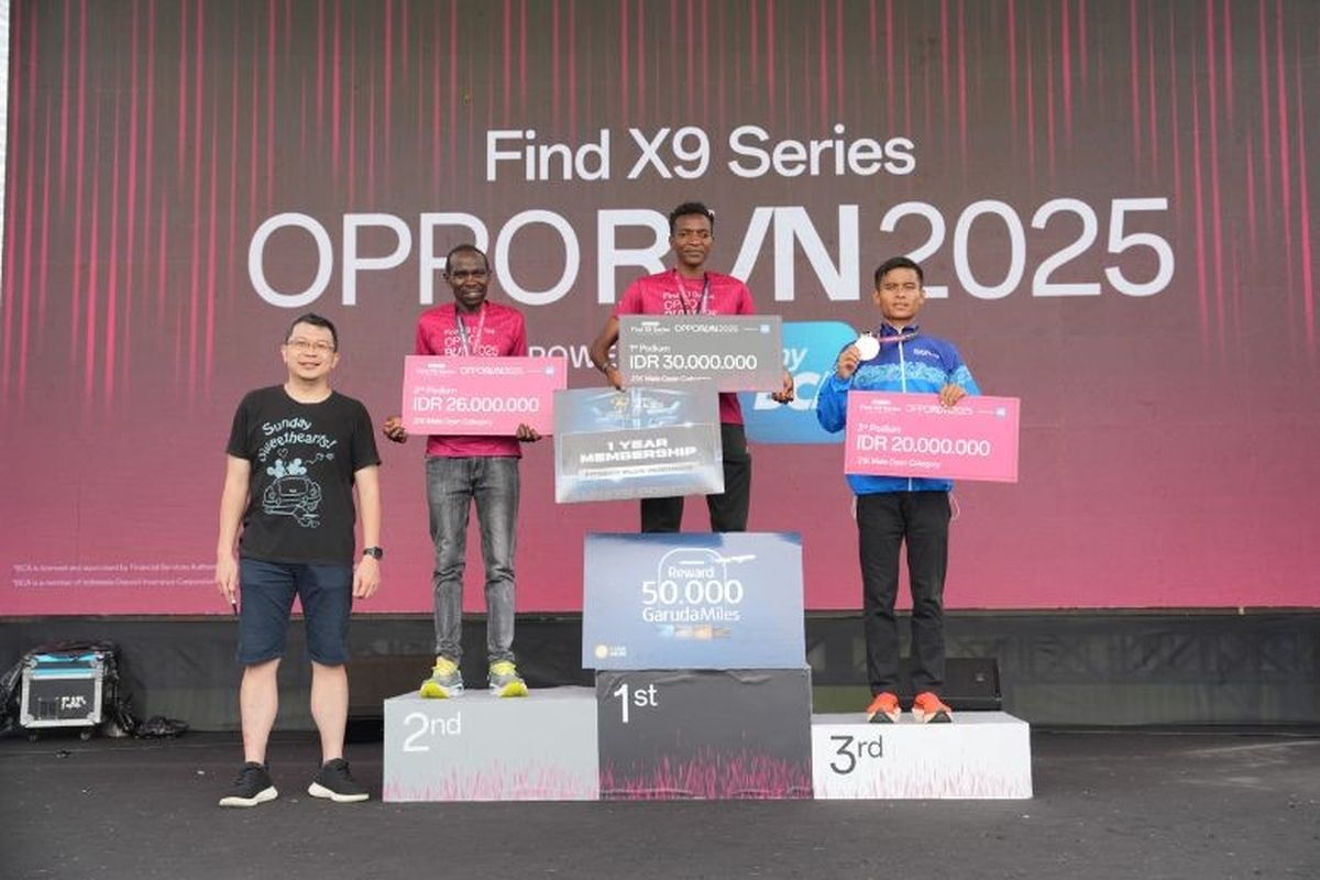 Para pemenang kategori Half Marathon 21K Overall Male di OPPO Run 2025. 