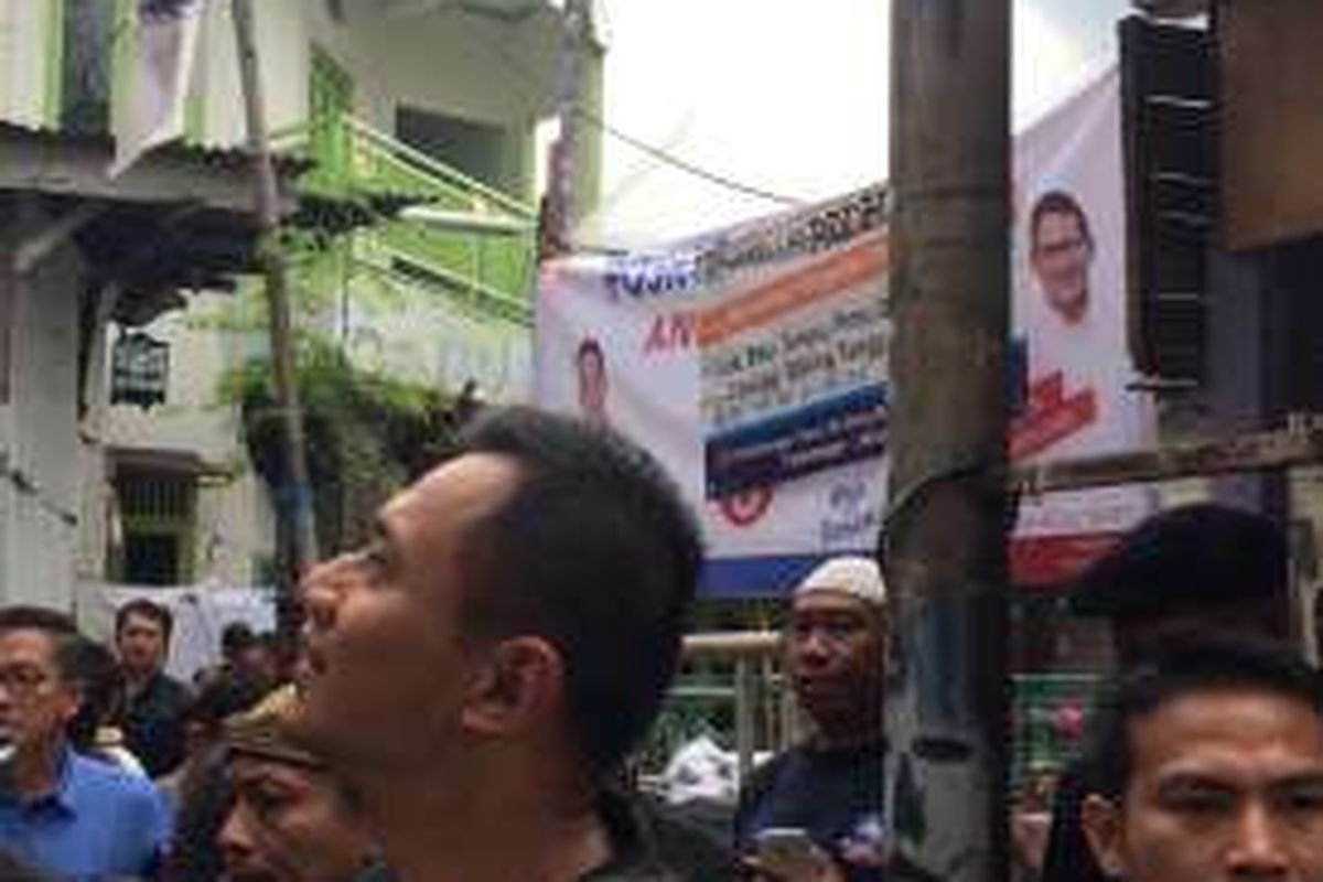 Lokasi blusukan calon gubernur DKI Jakarta, Agus Harimurti Yudhoyono di RW 10 Kelurahan Pademangan Timur, Senin (14/11/2016), terpasang sejumlah spanduk Anies Baswedan-Sandiaga Uno. Spanduk itu tepasang di depan pagar rumah warga.
