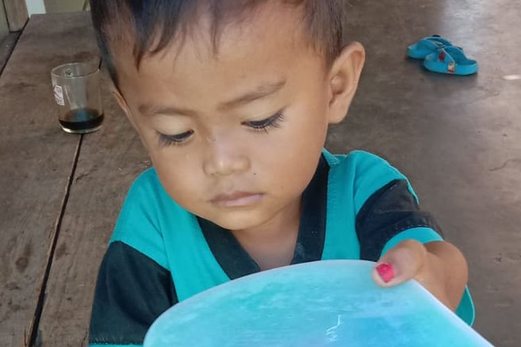 Kader Posyandu Dahlia Desa Banaran memberikan makanan tambahan untuk anak