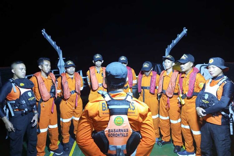 Sejimlah anggota tim pencarian dan pertolongan (SAR) Provinsi Gorontalo saat melakukan briefing sebelum melakukan pencarian kapal yacht berbendera Kanada yang dilaporkan mati mesin di laut Sulawesi. Kapal yacht ini membawa 5 orang penumpang dari Manado menuju Nunukan.