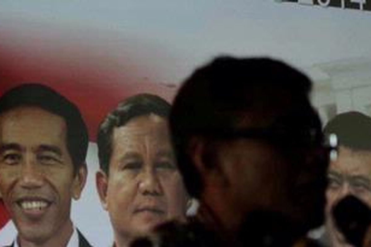 Ekonom, Didik J Rachbini menyampaikan hasil survei Pusat Data Bersatu mengenai calon presiden di Jakarta, Rabu (6/2/2013). Hasil survei PDB memunculkan nama Joko Widodo sebagai calon potensial presiden pada urutan pertama disusul Prabowo Subianto, Megawati Soekarno Putri dan Rhoma Irama.  