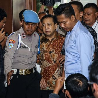 Setya Novanto saat menghadiri sidang vonis di Pengadilan Tindak Pidana Korupsi Jakarta, Selasa (24/4/2018). KPK menduga Setya Novanto melakukan perbuatan melawan hukum dan atau penyalahgunaan wewenang yang mengakibatkan kerugian negara terkait pengadaan proyek KTP elektronik.